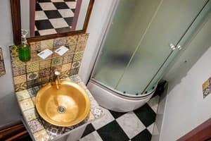 Мини-отель Mamba Hotel. №2 Семейный номер с кинотеатром и качелью – в укрытии 12